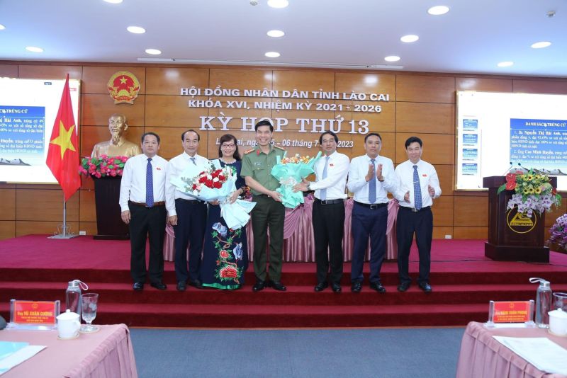 Ủy viên UBND tỉnh ông Cao Minh Huyền, Giám đốc Công an tỉnh và bà Nguyễn Thị Hải Anh, Giám đốc Sở Lao động - Thương binh và Xã hội tỉnh Lào Cai