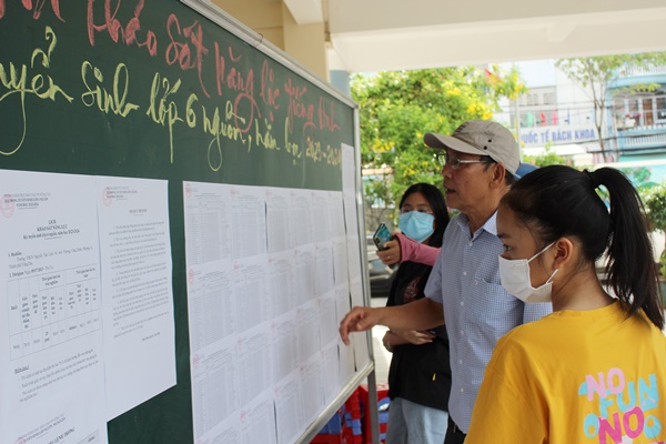 Phụ huynh, học sinh xem số báo danh được niêm yết tại Hội đồng thi