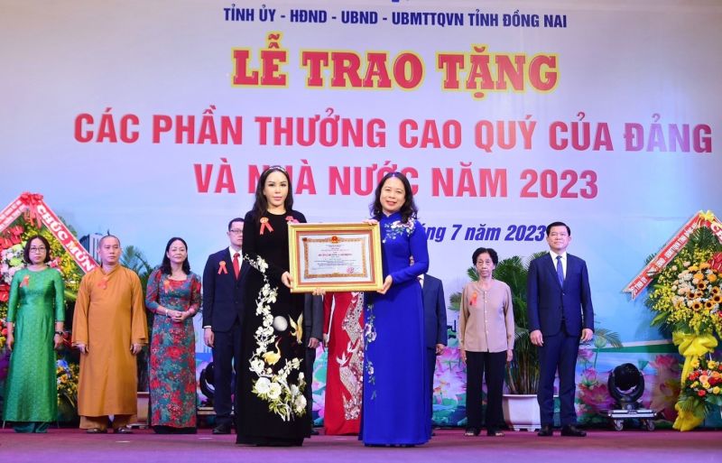 Phó Chủ tịch nước Võ Thị Ánh Xuân trao Huân chương Lao động hạng Nhất cho bà Lê Nữ Thùy Dương – Phó Chủ tịch Tập đoàn KN Holdings