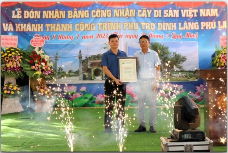 Ông Bùi Quang Sản - Chủ tịch Hội bảo vệ thiên nhiên và môi trường Hải Phòng trao Bằng công nhân Cây di sản Việt Nam cho địa phương