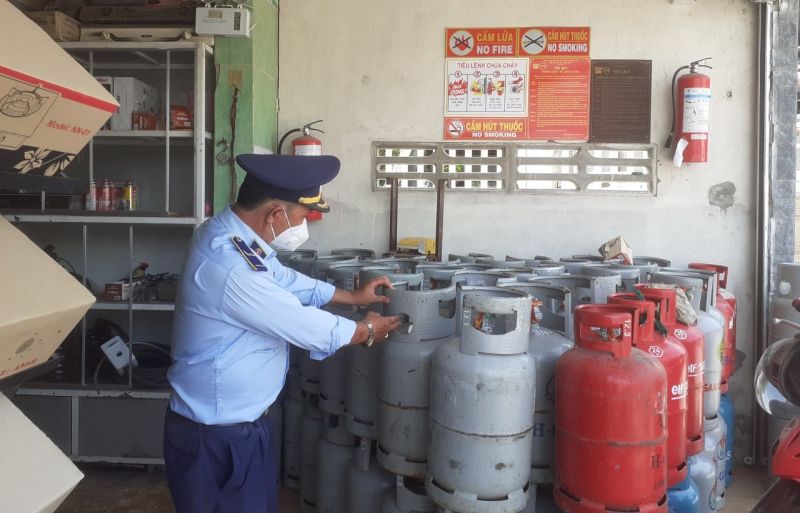 Lực lượng chức năng kiểm tra hộ kinh doanh LPG