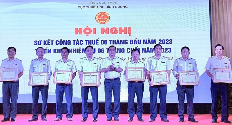 Ông Nguyễn Văn Công, Cục trưởng Cục Thuế tỉnh trao tặng bằng khen cho các tập thể