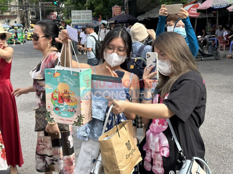 Du khách đến với Hải Phòng trúng thưởng ngẫu nhiên trong sáng nay