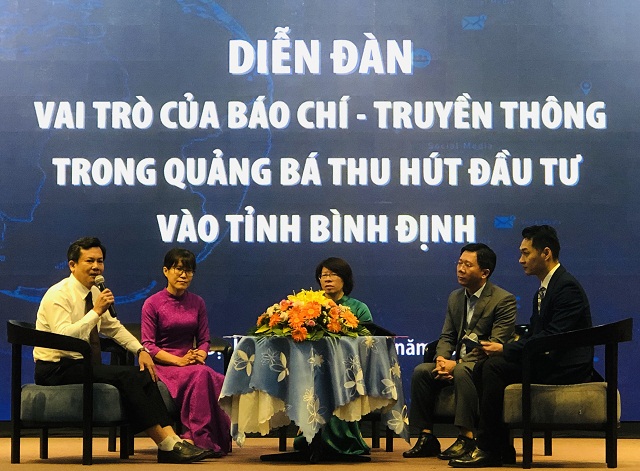 Đại diện các sở, ngành, cơ quan báo chí và DN tham gia “Trao đổi bàn tròn”.