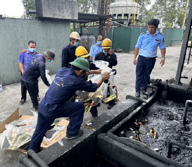 Công nhân Công ty Hậu Sanh thực hiện việc tiêu huỷ tang vật dưới sự giám sát của Hội đồng tiêu huỷ tỉnh Phú Yên.