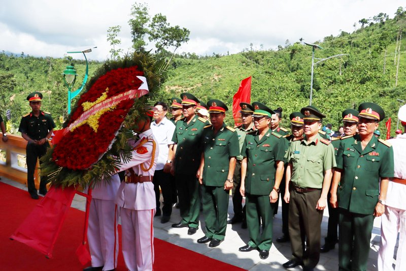 Đoàn lãnh đạo Bộ Tư lệnh Quân khu 4