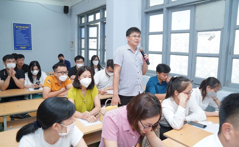 Học viên trao đổi về hình thức học E-Learning (ảnh CTV).