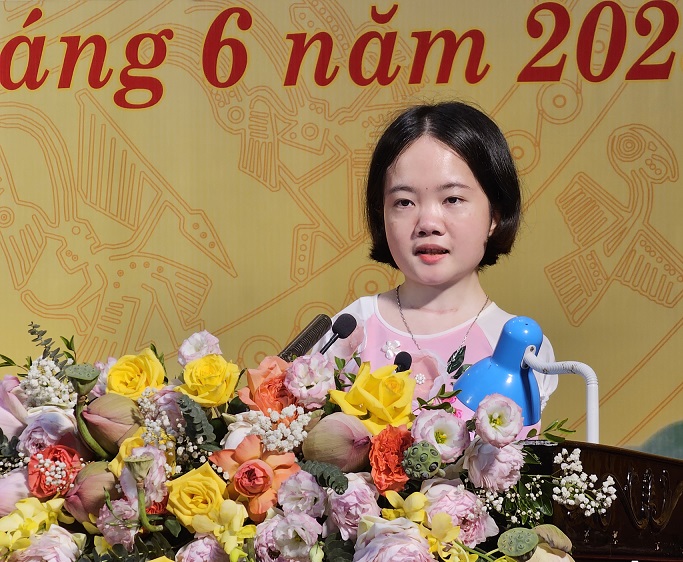 ông Đỗ Minh Tuấn, Phó Bí thư Tỉnh ủy, Chủ tịch UBND tỉnh Thanh Hóa đã trao quyết định tuyển dụng viên chức cho cô Lê Thị Thắm