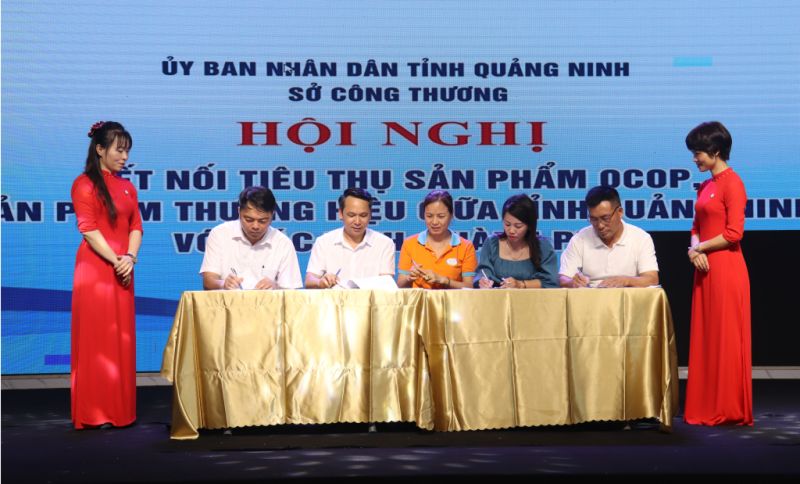 Đại diện các doanh nghiệp sản xuất và đơn vị phân phối ký kết biên bản hợp tác tại hội nghị.