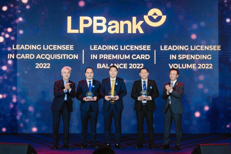 Đại diện LPBank, ông Nguyễn Văn Thùy - Phó Chủ tịch Thường trực HĐQT (ở giữa), ông Nguyễn Đình Ngân - PGĐ Phụ trách Khối Ngân Hàng Số (thứ hai từ trái sang) và ông Nguyễn Thanh Bình - Trưởng phòng Vận hành Ngân Hàng Số Khối CNTT (thứ hai từ phải sang) nhận giải thưởng của JCB trao tặng.