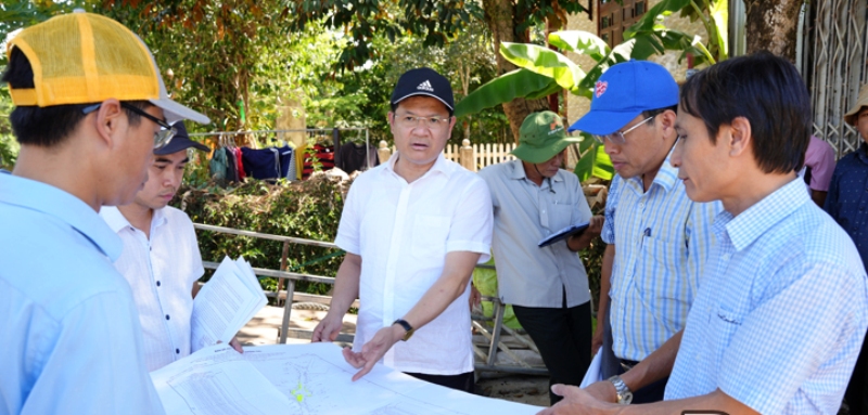 Ông Hoàng Hải Minh (ở giữa) phê bình UBND Thành phố Huế chậm bàn giao mặt bằng (ảnh VP)