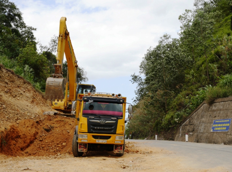 Một điểm thi công trên Quốc lộ 49