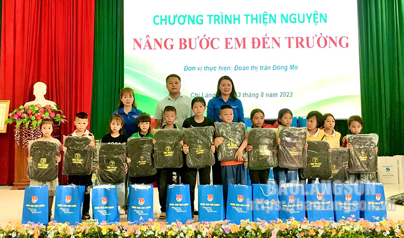 Đại diện ban tổ chức trao quà cho các em học sinh có hoàn cảnh khó khăn