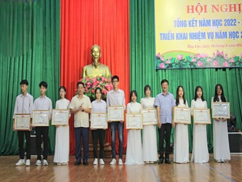 Ông Hoàng Anh Tuấn, Bí thư Huyện ủy, Chủ tịch HĐND huyện_ Nguyễn Minh Hoàng, Chủ tịch UBND huyện Hậu Lộc trao thưởng cho các em học sinh đạt thành tích cao trong kỳ thi tốt nghiệp THPT năm học 2022 - 2023