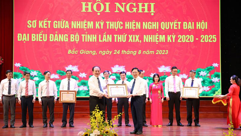 Ông Lê Ánh Dương trao Bằng khen cho các tập thể tiêu biểu