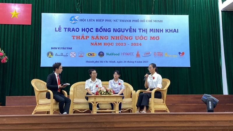 Lê Minh Tú (ngồi ngoài cùng bên phải) chia sẻ tại lễ trao học bổng sáng ngày 26/8