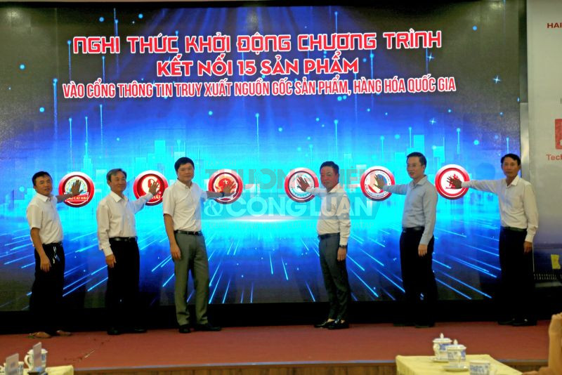 Lãnh đạo UBND thành phố, lãnh đạo Tổng cục Tiêu chuẩn Đo lường Chất lượng và đại diện lãnh đạo các doanh nghiệp bấm nút kết nối 15 sản phẩm vào Cổng thông tin truy xuất nguồn gốc sản phẩm, hàng hóa quốc gia.