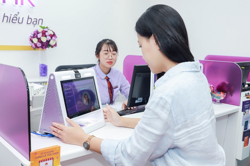 1 Khách hàng đến TPBank giao dịch nhanh chóng mà không cần giấy tờ