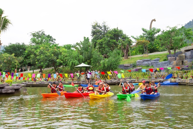 Du khách hào hứng với hạng mục chèo thuyền Kayak mới được đưa vào hoạt động tại khu du lịch Núi Thần Tài.