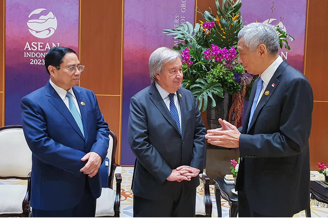 Thủ tướng Phạm Minh Chính trao đổi với Tổng Thư ký Liên Hợp Quốc António Guterres và Thủ tướng Singapore Lý Hiển Long - Ảnh: VGP/Nhật Bắc