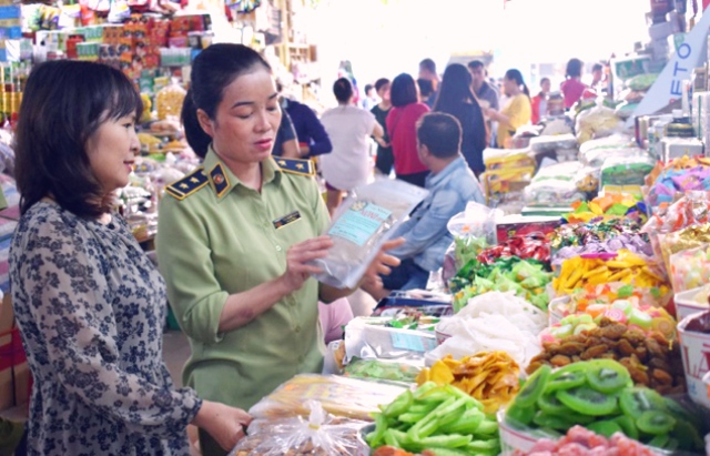 Khuyến cáo người tiêu dùng lưu ý khi mua sắm trên môi trường mạng, tránh mua nhầm các mặt hàng đồ chơi không rõ nguồn gốc, gây hại tới sức khỏe, nội dung không phù hợp, kích động bạo lực, có hình ảnh, hình vẽ, biểu tượng sai sự thật gây nhầm lẫn về chủ quyền quốc gia.