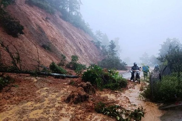 Mưa lớn, gây sạt lở trên quốc lộ 4D, ở thị xã Sa Pa-Lào Cai