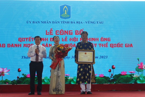 Ông Nguyễn Văn Xinh (ngoài cùng bên trái) Ủy viên Ban Thường vụ Tỉnh ủy, Trưởng Ban Tuyên giáo Tỉnh ủy Bà Rịa – Vũng Tàu trao Giấy chứng nhận của Bộ Văn Hóa – Thể Thao và Du lịch cho UBND thành phố Vũng Tàu “Lễ hội Nghinh Ông Thắng Tam” được đưa vào danh mục di sản văn hóa phi vật thể quốc gia