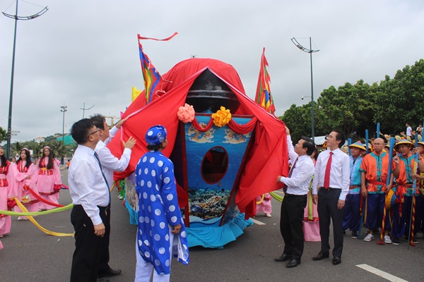 Lãnh đạo tỉnh Bà Rịa – Vũng Tàu và thành phố Vũng Tàu cùng Ban tổ chức thực hiện nghi thức “Lễ Khai Nghinh Thủy Tướng”