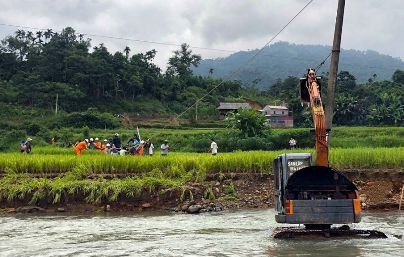 Công nhân Điện lực khu vực Ngọc Lặc - Lang Chánh dựng lại cột mới thay thế cột bị gãy đổ do mưa lũ