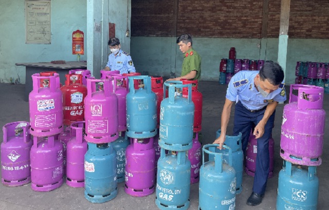 Cơ quan chức năng kiểm tra lô hàng bình LPG. Ảnh: K.Oanh.