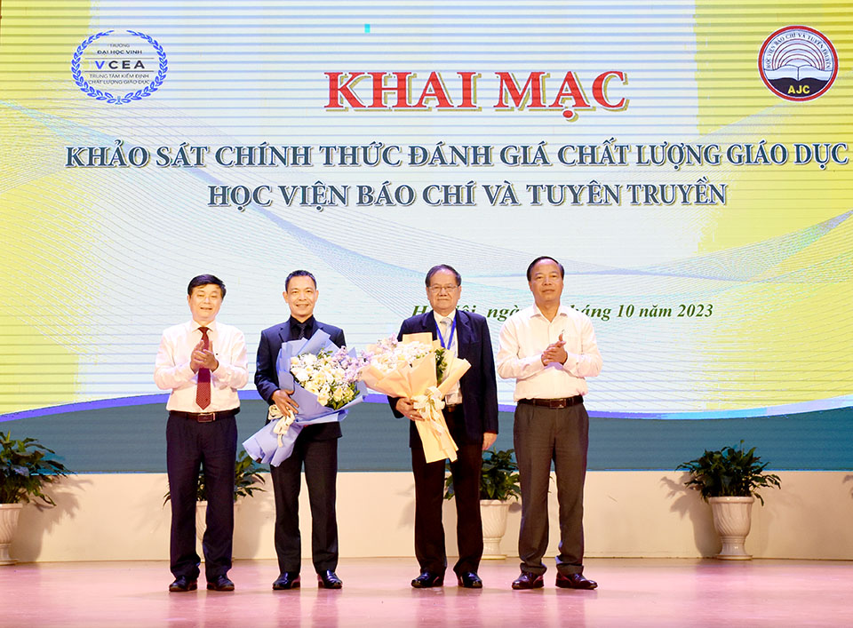 PGS,TS. Mai Đức Ngọc, Bí thư Đảng ủy, Chủ tịch Hội đồng trường và PGS,TS. Phạm Minh Sơn, Phó Bí thư Đảng ủy, Giám đốc Học viện, Chủ tịch Hội đồng Tự đánh giá tặng hoa chào mừng Đoàn đánh giá ngoài đến làm việc tại Học viện Báo chí và Tuyên truyền