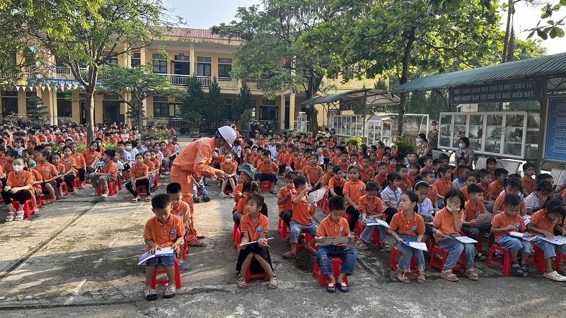 Tuyên truyền tiết kiệm điện, an toàn điện tại trường THCS xã Nhật Tân - Kim Bảng