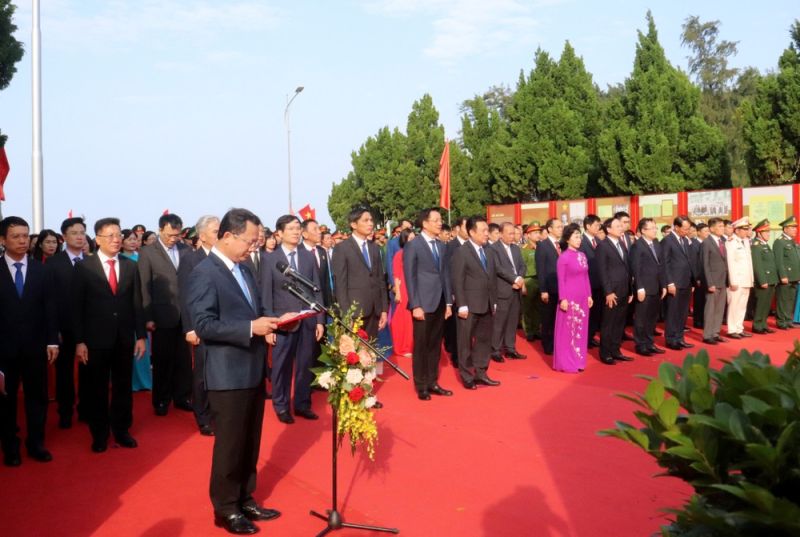 Ông Cao Tường Huy, Quyền Chủ tịch Ủy ban nhân dân tỉnh Quảng Ninh trân trọng báo cáo với Bác về những thành tựu to lớn, dấu ấn nổi bật mà Đảng bộ, chính quyền và nhân dân các dân tộc tỉnh Quảng Ninh đã đạt được.