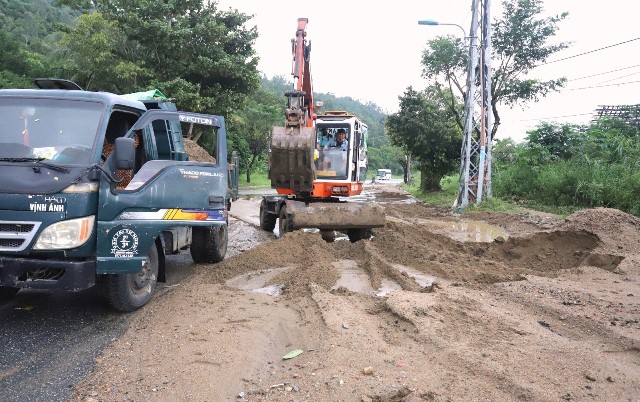 Bán đảo Sơn Trà xuất hiện nhiều điểm sạt lở, đất đá tràn xuống đường