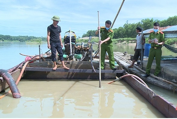 Công an huyện Thiệu Hóa bắt giữ 2 tàu khai thác cát trái phép.