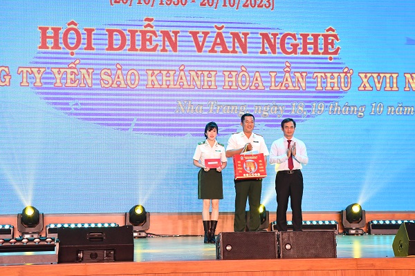 Khen thưởng các đội văn nghệ đạt thành tích xuất sắc