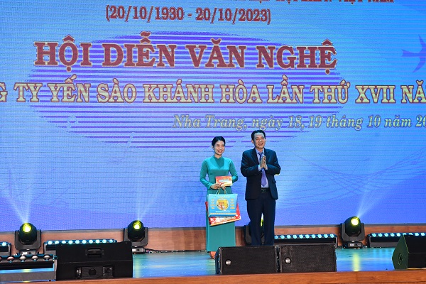 Khen thưởng các đội văn nghệ đạt thành tích xuất sắc