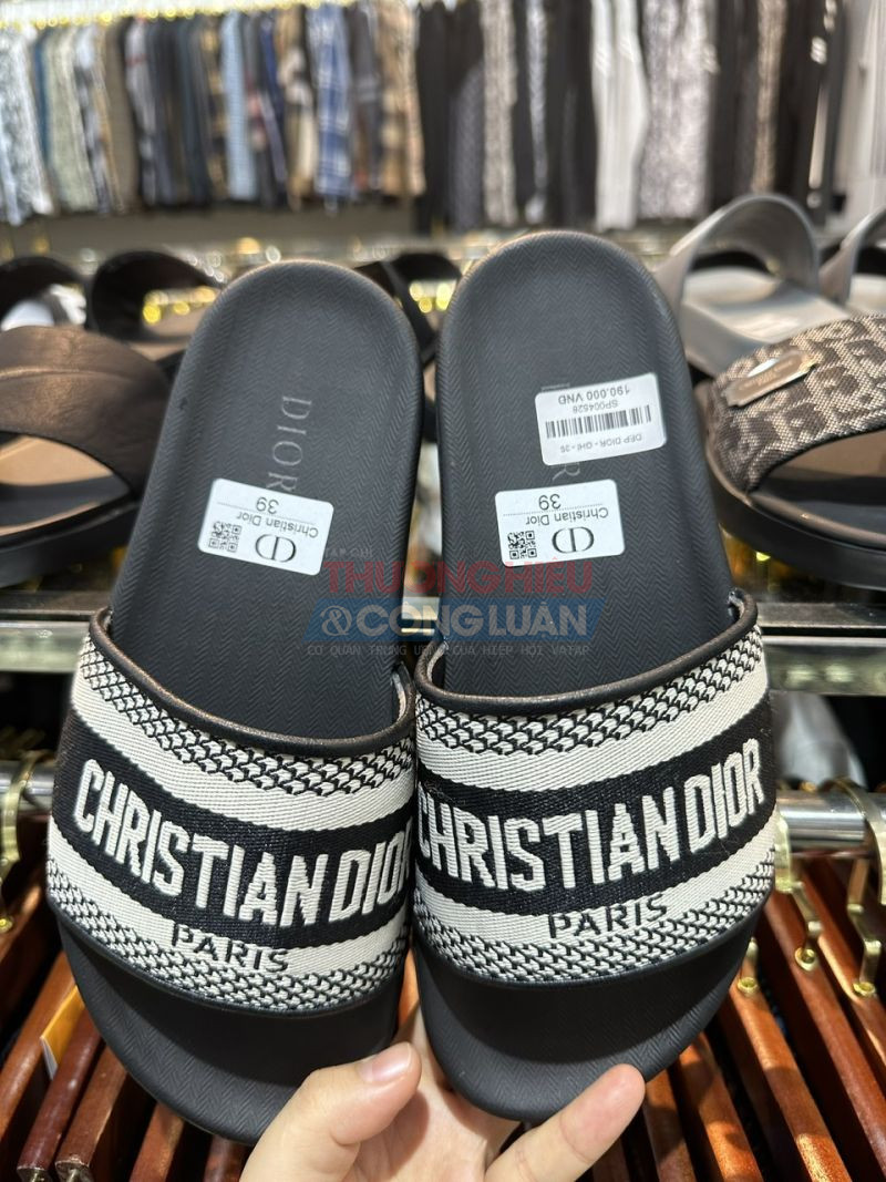 Dép Christian Dior có giá 190.000 đồng