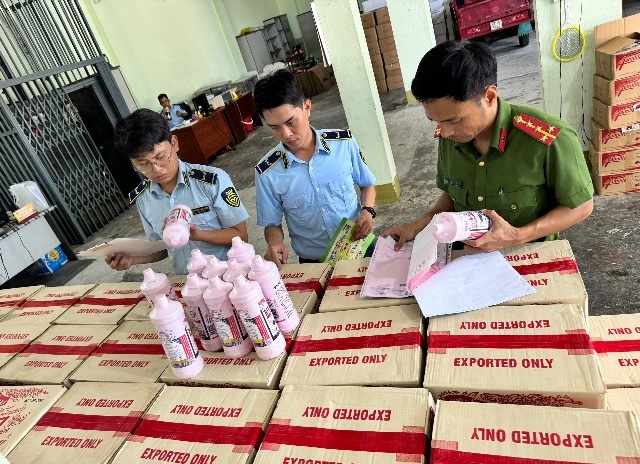 Cơ quan chức năng kiểm tra lô hàng nước tẩy bồn cầu.