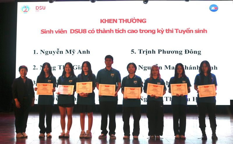 Khen thưởng các sinh viên DSU8 có thành tích cao trong kỳ thi Tuyển sinh