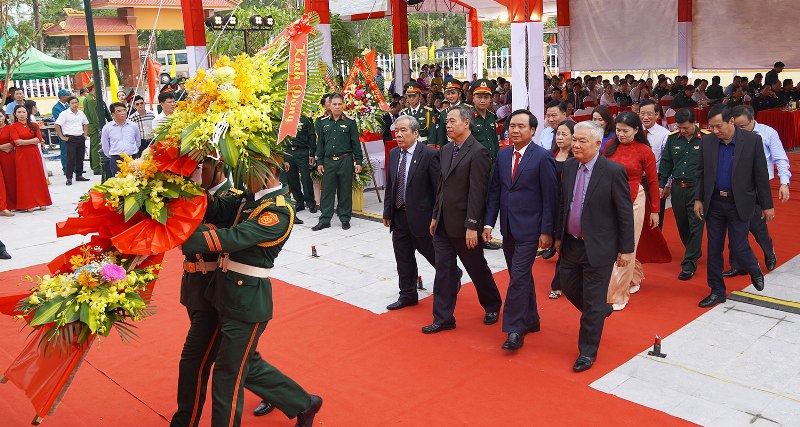 Đại biểu thắp hương tại Nhà lưu niệm Đại tướng Đoàn Khuê ở xã Triệu Lăng, huyện Triệu Phong, tỉnh Quảng Trị