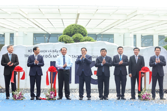 Thủ tướng Phạm Minh Chính và các đại biểu cắt băng khánh thành Trung tâm Đổi mới sáng tạo quốc gia - Ảnh: VGP/Nhật Bắc