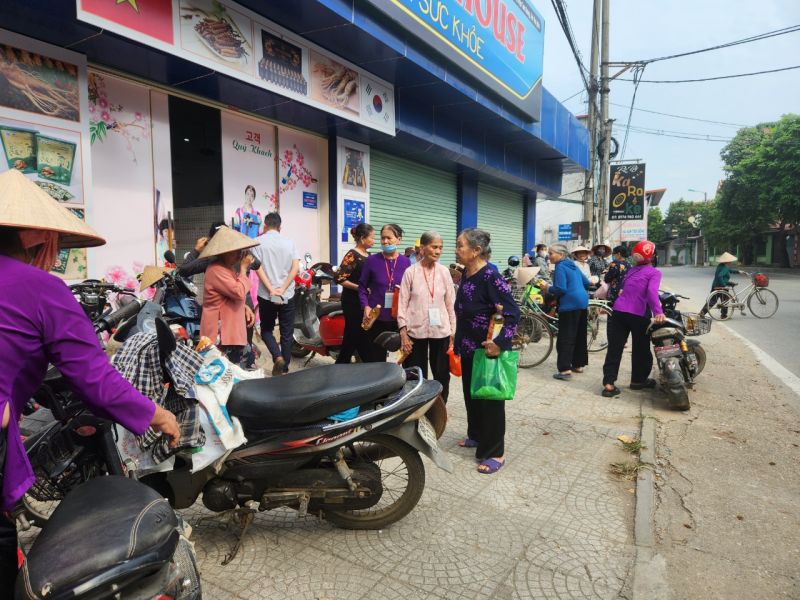 Những khách hàng của những buổi hội thảo giới thiệu bán hàng đều là các cụ già cao tuổi địa phương