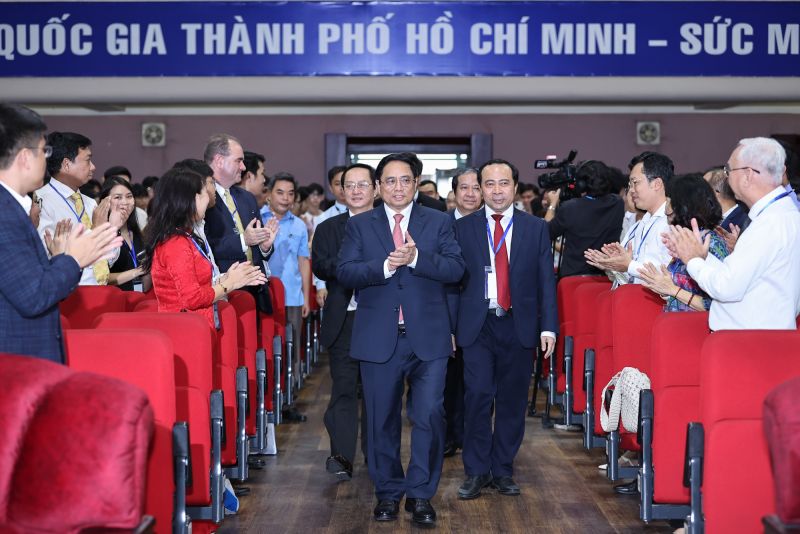 Thủ tướng Phạm Minh Chính và các đại biểu dự lễ khai khóa năm 2023 của ĐHQG TPHCM và giao lưu với các sinh viên, học sinh - Ảnh: VGP/Nhật Bắc