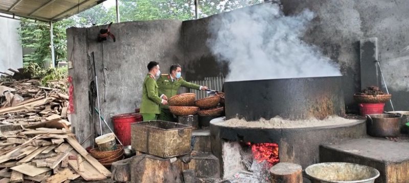 Cơ quan chức năng kiểm tra nơi chế biến mỡ lợn bẩn