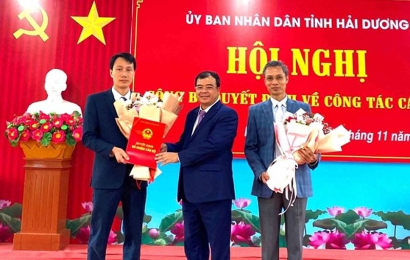 Phó chủ tịch UBND tỉnh Hải Dương trao quyết định cho 2 lãnh đạo bệnh viện trên địa bàn tỉnh