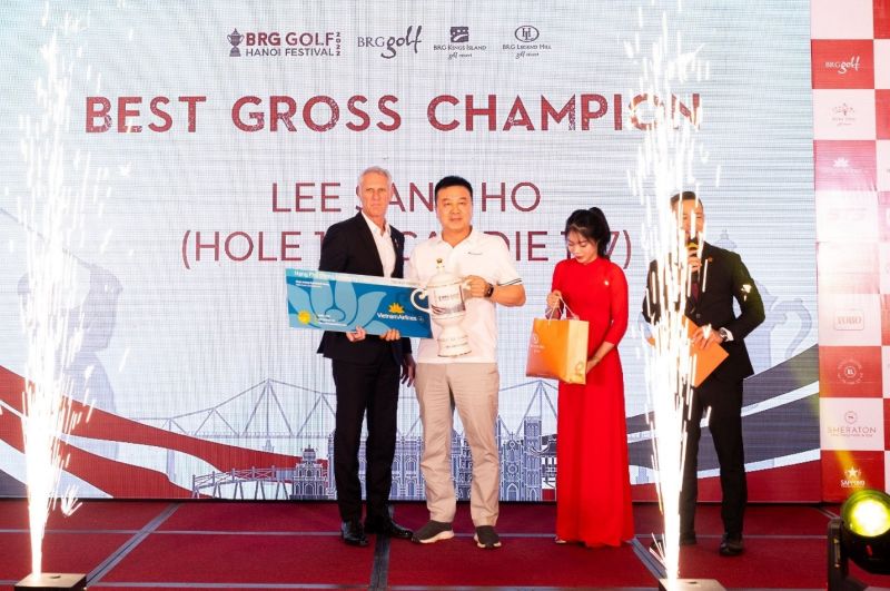 Golf thủ Lee Sang-ho tới từ Hàn Quốc nhận cúp vô địch 2023 BRG Golf Hanoi Festival