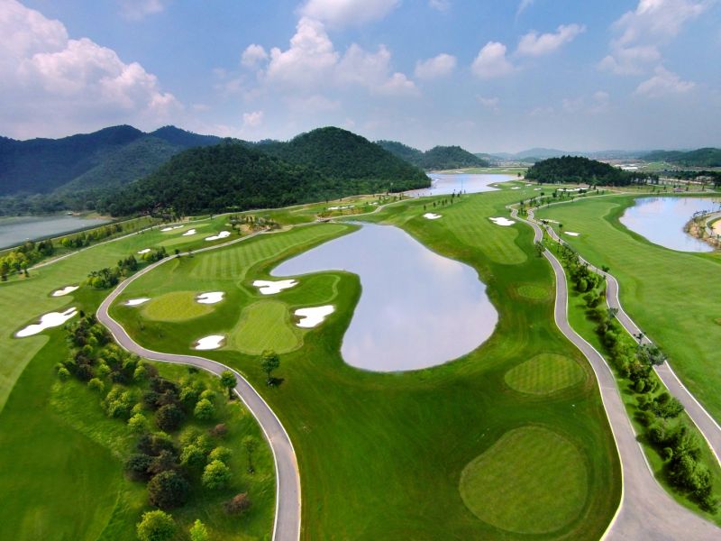 Legend Hill Country Club là sân gôn đầu tiên tại Việt Nam được thiết kế bởi Nicklaus Design với thiết kế twin-green độc đáo.