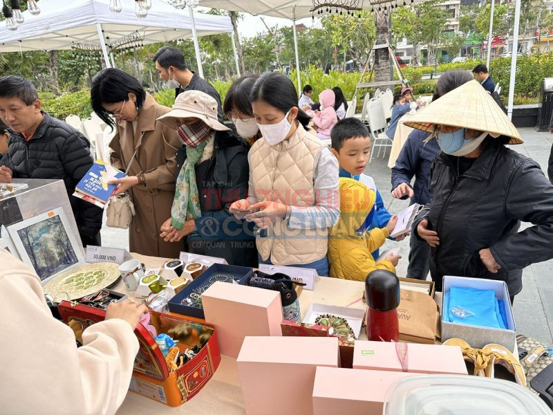 Người dân hải Phòng nô nức đi chợ phiên DeepC “Đổi đồ cũ nhận quà xinh”