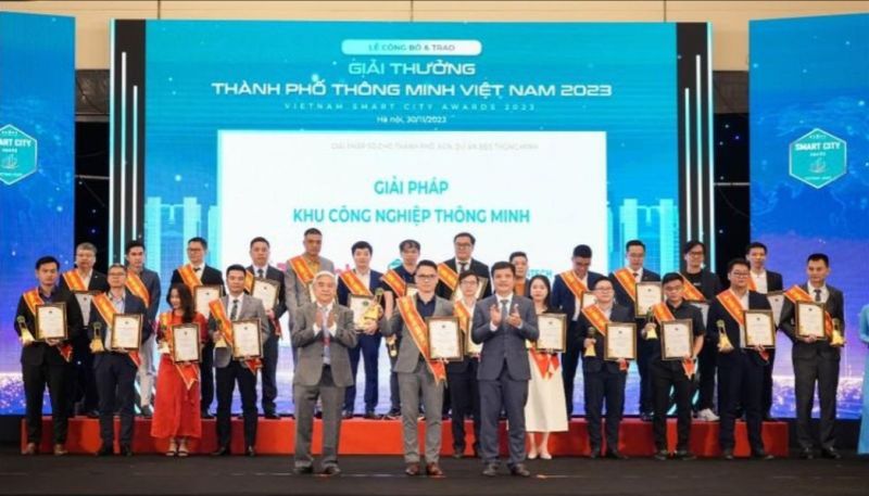 Đại diện TNTech nhận giải thưởng “Thành phố thông minh 2023”.